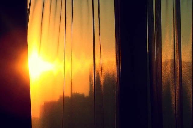 západ slunce za oknem.jpg