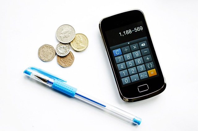 mobil, tužka a mince.jpg