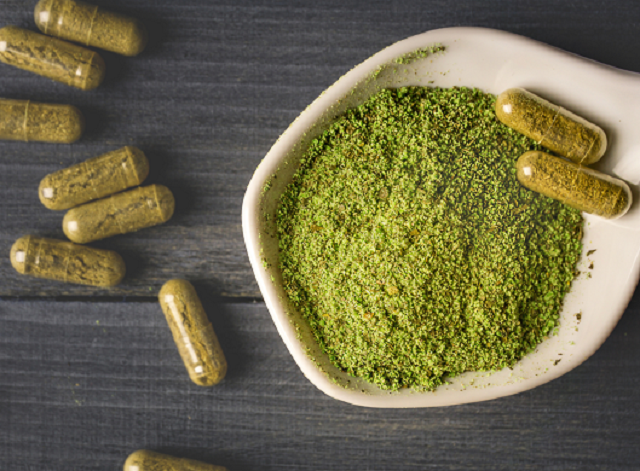 kratom v nádobce