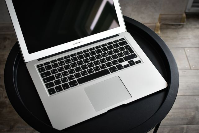 MacBook na stole