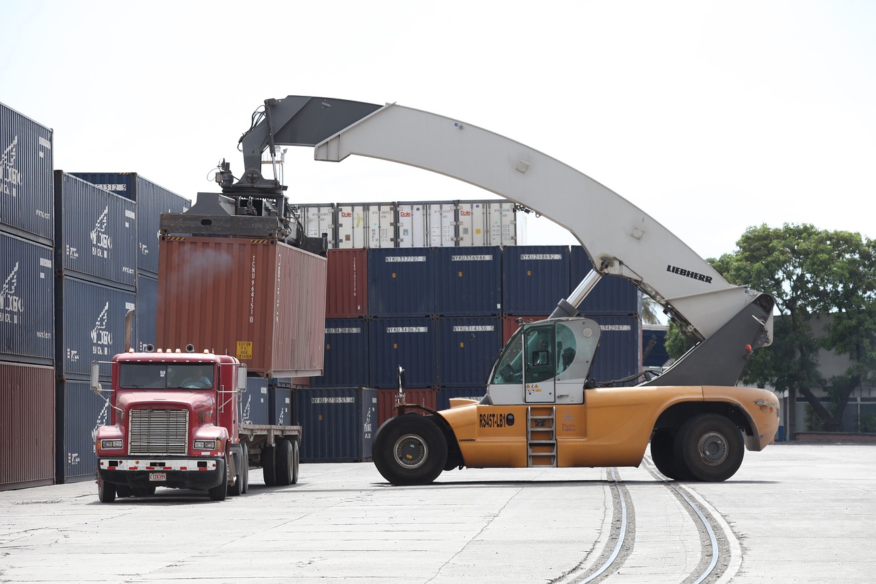 nákladní auto a kontejnery